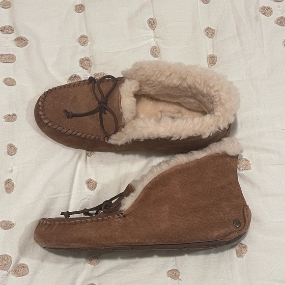 Like new UGG Slippers - Picture 2 of 3